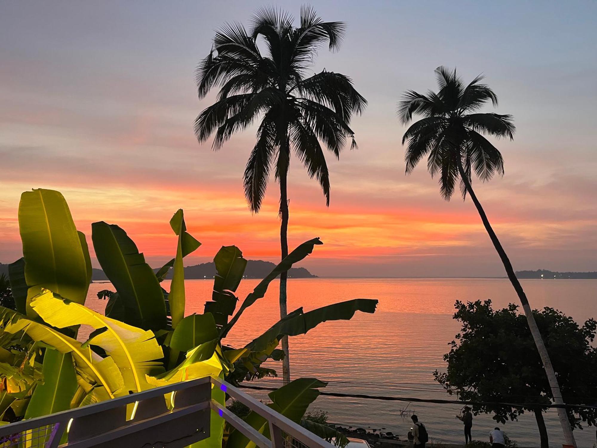 Bon Voyage Sea View Hostel Вагатор Екстер'єр фото