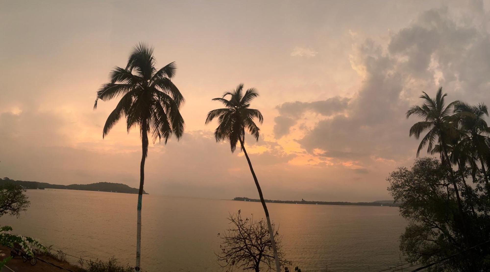 Bon Voyage Sea View Hostel Вагатор Екстер'єр фото